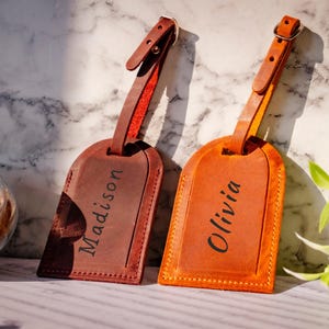 Etiquetas de equipaje personalizadas, Etiquetas de equipaje de cuero Etiqueta de equipaje personalizada como recuerdo, Etiquetas de equipaje Regalos de boda Etiqueta con alfiler para cinturón, Regalos para ella