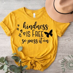 Vriendelijkheid is gratis, dus geef het door: SVG-bestand en png-bestand voor inspirerende T-shirts, T-shirts met positieve quotes