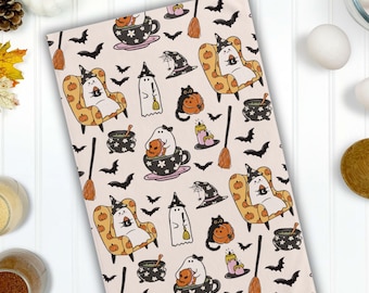 Può includere: Un canovaccio da cucina beige a tema Halloween con un motivo ripetuto di fantasmi, zucche, cappelli da strega, gatti neri, calderoni, pipistrelli e scope. I fantasmi indossano cappelli da strega e sono seduti in poltrona. Il canovaccio è in materiale morbido.
