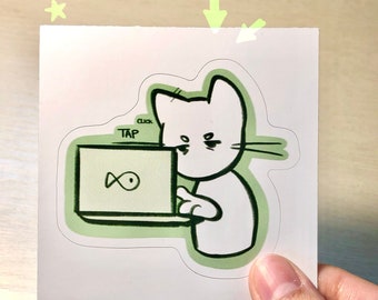 Könnte beinhalten: Grüner Aufkleber mit einer weißen Katze, die an einem Laptop sitzt. Der Laptop-Bildschirm zeigt ein Fishe-Symbol und den Text "TAP" und "click".