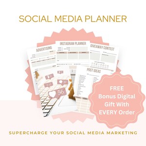 以下が含まれることがあります： ピンクと白のソーシャルメディアプランナーで、上部に「SOCIAL MEDIA PLANNER」というテキストがあります。プランナーには、広告、Instagram、プレゼント、投稿アイデアのセクションが含まれています。画像には、すべての注文に無料のデジタルボーナスギフトも含まれています。