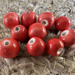15cm red round ceramic loose beads (x10 beads)