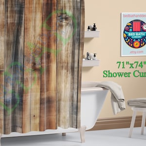 Könnte beinhalten: Duschvorhang mit rustikalem Holzplanken-Design. Der Vorhang ist 180 cm x 188 cm groß und zeigt vertikale Paneele in verschiedenen Brauntönen. Das Bild zeigt auch eine weiße Badewanne, einen kleinen Hocker und ein dekoratives Schild.