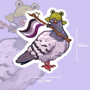 Può includere: Un adesivo con un piccione dei cartoni animati che indossa un cappello da rana e tiene in mano una bandiera con i colori dell'orgoglio asessuale. L'adesivo è largo circa 6 cm. Il piccione è grigio, bianco e viola.