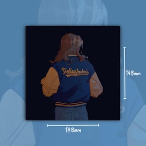 Könnte beinhalten: Eine Person trägt eine blaue und goldene Collegejacke mit dem Text "Yellowjackets" auf dem Rücken. Die Person ist abgewandt von der Kamera und hat lange braune Haare.