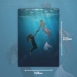 Könnte beinhalten: Ein rechteckiger Kunstdruck mit einer Unterwasserillustration einer Person in dunkler Kleidung, die die Hand einer Meerjungfrau hält. Der Druck misst 148 mm mal 210 mm, wobei Lichtstrahlen durch das tiefe blaue Wasser von oben dringen.