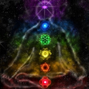 Op de afbeelding: Een kleurrijke illustratie van de zeven chakra's, weergegeven door draaiende geometrische patronen in een regenboog van kleuren, tegen een donkere, sterrenhemel.