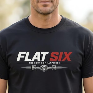 Könnte beinhalten: Ein schwarzes Kurzarm-T-Shirt mit dem weiß-roten Schriftzug FLAT SIX und dem darunter stehenden Satz THE SOUND OF HAPPINESS. Unter dem Text befindet sich eine grafische Darstellung einer Motorkurbelwelle und Kolbenbaugruppe in Grau.