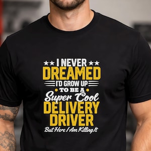 Könnte beinhalten: Ein schwarzes T-Shirt mit kurzen Ärmeln und weißem sowie gelbem Text, der lautet: I NEVER DREAMED I'D GROW UP TO BE A Super Cool DELIVERY DRIVER But Here I Am Killing It. Das Design enthält kleine Sterne und horizontale Linien als Akzente.