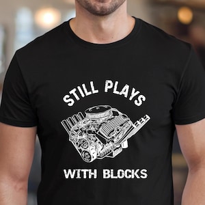 「Still Plays With Blocks」Tシャツ、メカニックTシャツ、お父さん向けシャツ、カーガイの父の日シャツ、車好きシャツ、おもしろカーTシャツ、ペトロールヘッドTシャツ