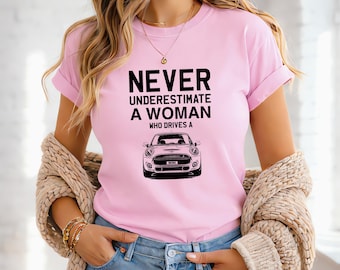 Never Underestimate a Woman Who Drives a Mini – Funny Car T-Shirt Gift for Her