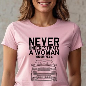Camiseta de Range Rover para mujer, nunca subestimes a una mujer, regalo de Range Rover, camiseta de coche para ella, regalo de coche de Range Rover, regalo de coche para mamá