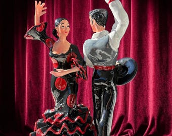 赤いドレスに黒いドレスを着たヴィンテージのマリン・チクラナ人形