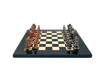 Può includere: Un set di scacchi completo con pezzi rossi e argentati da un lato e pezzi blu e argentati dall'altro. La scacchiera è nera con un motivo a scacchi. I pezzi degli scacchi sono dettagliati e ornati.