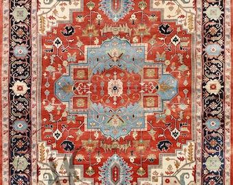 Könnte beinhalten: Ein traditioneller persischer Teppich in Rot-, Blau- und Cremetönen. Der Teppich verfügt über ein zentrales Medaillon mit komplizierten floralen und geometrischen Mustern. Der Rand ist mit einem sich wiederholenden Muster aus stilisierten Blumen und Blättern verziert.