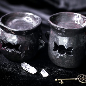 Triple Moon Cauldron Wax Warmer, Hecate Altar Decor, Gothic Oil Burner , Witchy Home Decor, Dark Academia Gift, Halloween Gift
