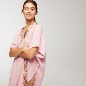 Robe kimono florale rose, robe d'été kimono pour femmes, élégante robe pesthémale, robe kimono de plage, robe de villégiature, caftan en coton image 7