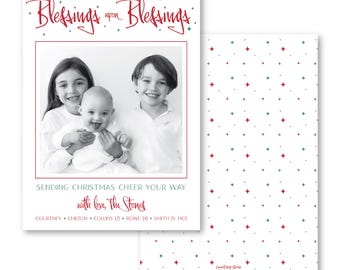 Puede incluir: Tarjeta de Navidad con una foto en blanco y negro de tres niños. La tarjeta tiene texto rojo y verde que dice "Blessings upon Blessings" y "Sending Christmas Cheer Your Way with love, The Stones."