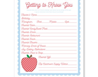 Può includere: Un modulo stampabile "Getting to Know You" con un'illustrazione di una mela a scacchi rossi e bianchi. Il modulo include campi per il nome dell'insegnante, il compleanno, il monogramma, il colore preferito, il dolce preferito, la bevanda preferita, il ristorante preferito, lo spuntino preferito, i fiori preferiti, la bevanda preferita del mattino, eventuali restrizioni dietetiche, il posto preferito per fare shopping, il regalo preferito e i desideri principali per i materiali scolastici.