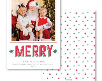 Puede incluir: Una tarjeta de Navidad con una foto de Papá Noel y dos niños. La tarjeta presenta la palabra "MERRY" en rojo y verde, y un patrón de estrellas rojas y verdes en el reverso. Un artículo festivo de vacaciones.