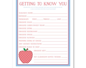Può includere: Un questionario stampabile "Getting to Know You" con una grafica a quadretti rossi e bianchi a forma di mela. Il modulo include richieste per il nome dell'insegnante, il compleanno, le cose preferite e i desideri per la fornitura scolastica. Il testo è rosso.
