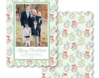Puede incluir: Una tarjeta de Navidad rectangular con bordes festoneados que incluye una foto familiar, el texto Merry Christmas, The Wilson Family, Callee, Alex, Mitchell, Sam & Cora, 2026 y un patrón repetido de adornos florales con lazos rojos, azules y verdes.
