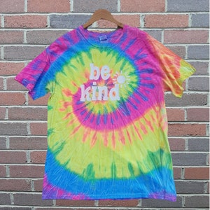 Wees vriendelijk tie-dye T-shirt. Groot. Streetwear, Uniek, Willekeurig, Boho, Hippie, Nieuwigheid, Unisex, Tweedehands, Preloved, Duurzaam
