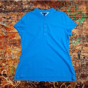 Blauw Tommy Hilfiger-poloshirt. VK 14-16. T-shirt, top, T-shirt, streetwear, sportkleding, casual, relaxed, tweedehands, geliefd, duurzaam
