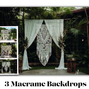 Op de afbeelding: Drie witte macramé-achtergronden die in een tuin hangen. De achtergronden zijn gemaakt van wit garen en hebben een gefranst uiteinde. De achtergronden hangen aan een houten balk.