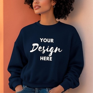 Puede incluir: Una sudadera azul marino con el texto "YOUR Design HERE" en blanco.