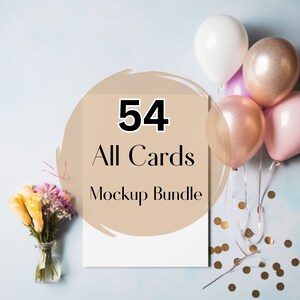 Peut inclure: Image d'un ensemble de maquettes avec le texte "54 All Cards Mockup Bundle" sur une carte blanche. L'image présente des ballons blancs, roses et dorés, ainsi qu'un petit bouquet de fleurs dans un vase en verre. Des confettis dorés sont dispersés.