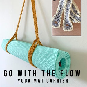 Peut inclure: Un tapis de yoga turquoise enroulé, maintenu par un support marron tressé, suspendu contre un mur blanc. Le support a une boucle pour accrocher. Une petite image montre une sangle en crochet avec un motif 2 en 1. Texte : "GO WITH THE FLOW YOGA MAT CARRIER."