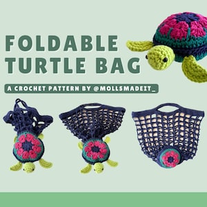 Puede incluir: Un patrón de crochet para una bolsa de tortuga plegable. La bolsa está hecha de hilo azul y tiene un diseño de tortuga. El patrón es de @mollsmadeit_.