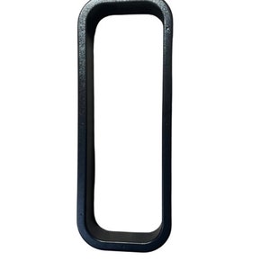 Puede incluir: Un anillo de metal negro con una abertura rectangular. El anillo es liso y tiene un borde ligeramente redondeado.