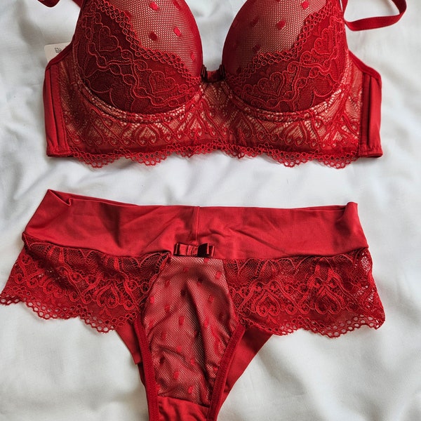 Beautiful lady's/women's lingerie set bra/nickers /thongs