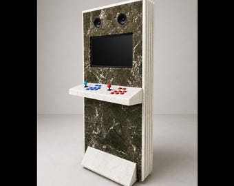 Puede incluir: Una moderna máquina recreativa con acabado tipo mármol. Cuenta con una pantalla negra, altavoces y un panel de control con joysticks y botones. La máquina mide aproximadamente 152 cm de altura.