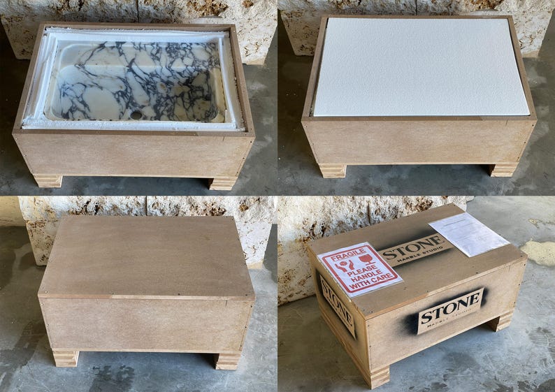 Puede incluir: Una caja de madera que contiene una pila de m&aacute;rmol con un patr&oacute;n blanco y gris. La caja est&aacute; hecha de madera marr&oacute;n claro y tiene forma rectangular con cuatro patas cortas. La caja est&aacute; etiquetada como "STONE MARBLE STUDIO".