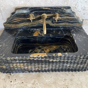 Lavabo de mármol Nero Picasso – Lavabo de baño de piedra de lujo con diseño acanalado y montaje en pared
