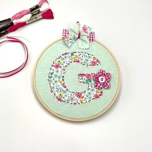 Regalo personalizado, letra bordada a mano en bastidor, decoración de habitación de niña, regalo de cumpleaños, decoración de pared, regalo personalizado para niños, guardería
