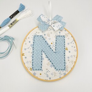 Adorno de monograma personalizado, letra inicial personalizada, aro de bordado, bordado a mano, regalo de bautismo, recuerdo de bebé recién nacido, primer cumpleaños