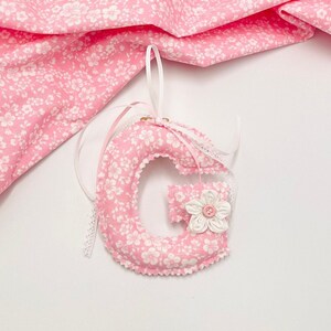 Handgemachte Stoffbuchstaben, personalisiertes Geschenk, rosa hängende Monogramme, Kinderzimmer-Wanddekor, Geburtstagsgeschenk