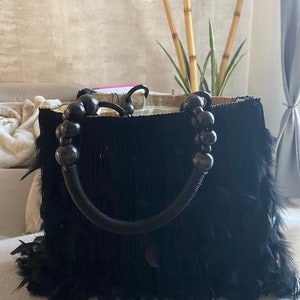 Sac en jute avec anses personnalisées, franges en soie cousues main et plumes noires, intérieur entièrement doublé avec deux grandes poches