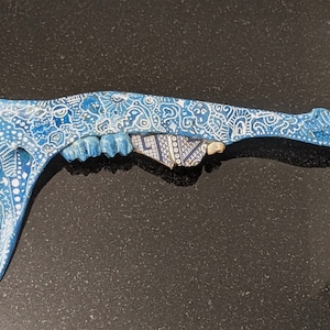 Arte óseo - Mandíbula de ciervo con cerámica antigua y hueso de tortuga - Amigos del bosque azul y blanco y caos interno