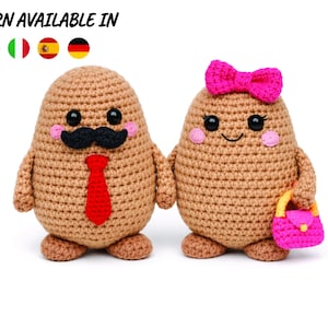 Puede incluir: Dos muñecos de ganchillo con forma de patata. Uno tiene bigote negro y corbata roja. El otro tiene un lazo rosa y un bolso rosa. Los muñecos tienen ojos negros y mejillas rosas. El texto "PATTERN AVAILABLE IN" está en la parte superior.