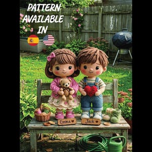 Könnte beinhalten: Zwei gehäkelte Puppen, ein Mädchen mit einem Teddybär und ein Junge mit einem Herzen, sitzen auf einer Holzbank. Das Mädchen trägt einen rosa Pullover und Kleid, der Junge trägt eine Latzhose. Auf der Bank stehen die Namen "Emma" und "Jack". Der Text "PATTERN AVAILABLE IN" steht oben.