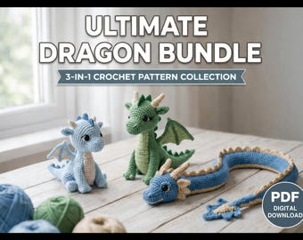 Könnte beinhalten: Das Bild zeigt eine Häkelmuster-Kollektion mit dem Titel "Ultimate Dragon Bundle". Es zeigt drei handgefertigte Häkeldrachen in Blau und Grün, mit Wollknäueln im Vordergrund. Die Drachen haben detaillierte Merkmale und werden auf einer Holzoberfläche präsentiert.