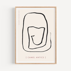 Könnte beinhalten: Eine abstrakte Schwarz-Weiß-Linienzeichnung eines Gesichts auf einem hellrosa Hintergrund. Der Text "[ CAMEL ANTICS ]" befindet sich am unteren Rand des Bildes.