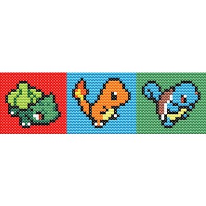 Puede incluir: Una ilustración de pixel art de tres personajes Pokémon: Bulbasaur, Charmander y Squirtle. Bulbasaur es verde con un bulbo marrón en la espalda, Charmander es naranja con una llama en la cola y Squirtle es azul con un caparazón marrón en la espalda.