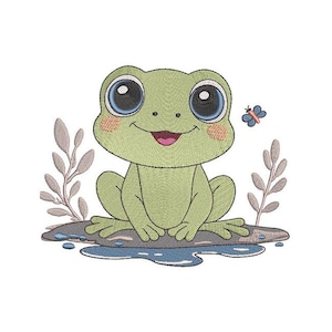 Puede incluir: Una rana verde con grandes ojos azules se sienta en una roca con un pequeño charco de agua debajo. La rana sonríe y tiene una mariposa volando cerca.
