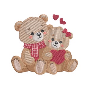 Op de afbeelding: Twee bruine teddyberen die samen zitten. De beer links draagt een rood-wit geruite sjaal. De beer rechts houdt een rood hart vast. Er zweven drie rode harten boven de beren.